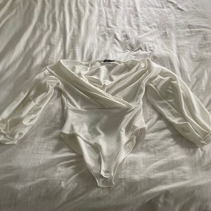 White boohoo body suit